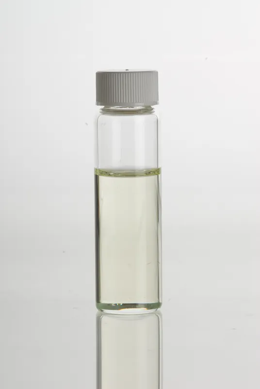Aceite esencial de menta en vial de vidrio