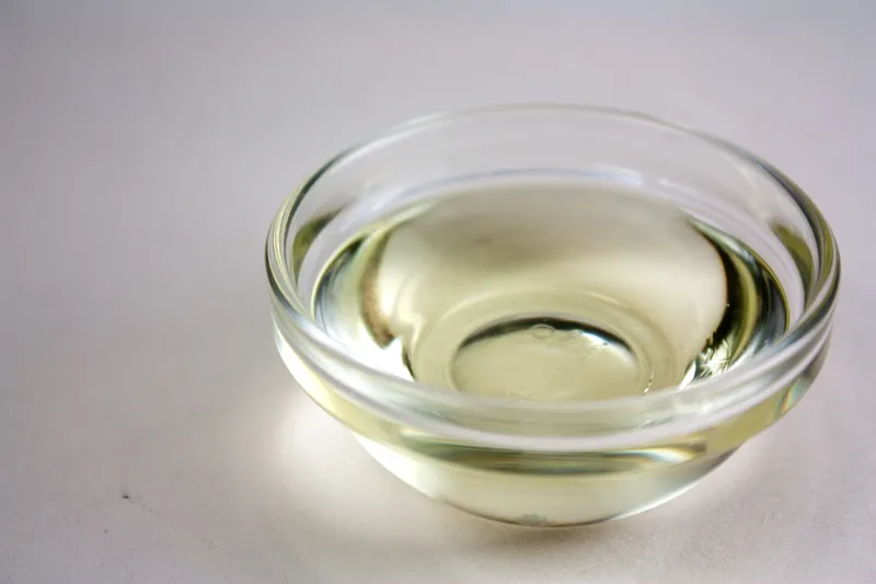 Aceite de colza en recipiente de vidrio